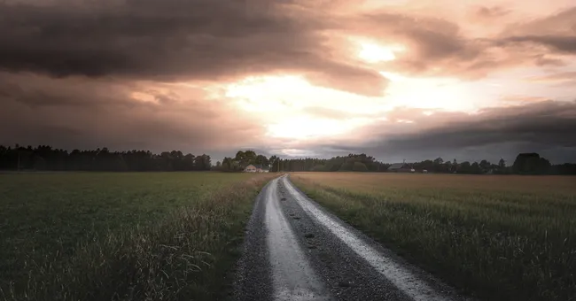 väg mot ljus himmel dämpad