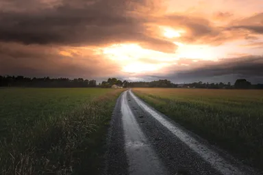 väg mot ljus himmel