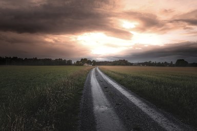 väg mot ljus himmel dämpad