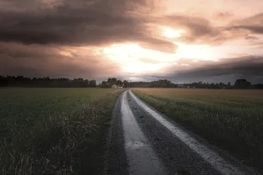 väg mot ljus himmel dämpad